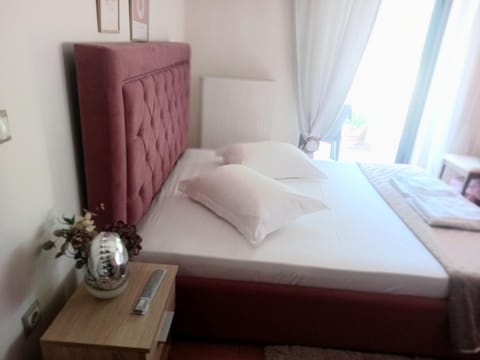Bed, TV and multimedia, Balcony/Terrace, Bedroom, towels, wardrobe