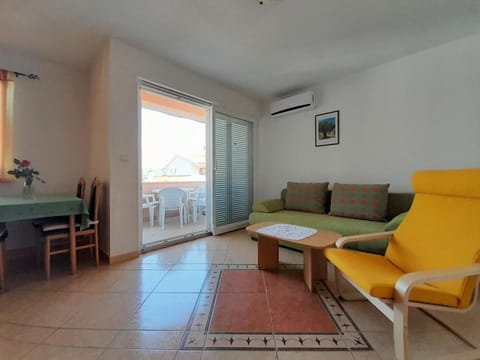 Balcony/Terrace, Living room, Dining area, internet, air conditioner