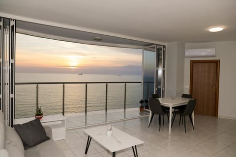 View (from property/room), Balcony/Terrace, Living room, Sea view