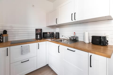 Coffee/tea facilities, dishwasher, microwave, oven, kitchen