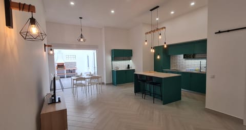 Kitchen or kitchenette, Dining area, minibar, pet friendly