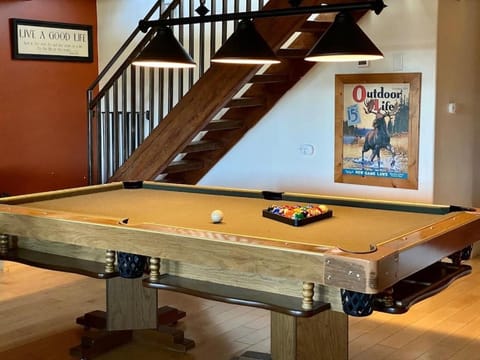 Billiard, Game Room