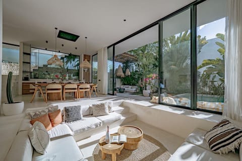 TV and multimedia, Living room, Seating area, Dining area