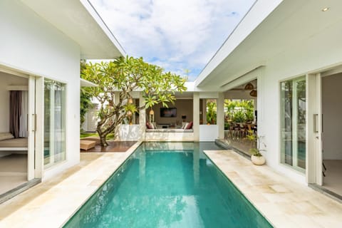 Property building, Day, Pool view, Swimming pool, sunbed