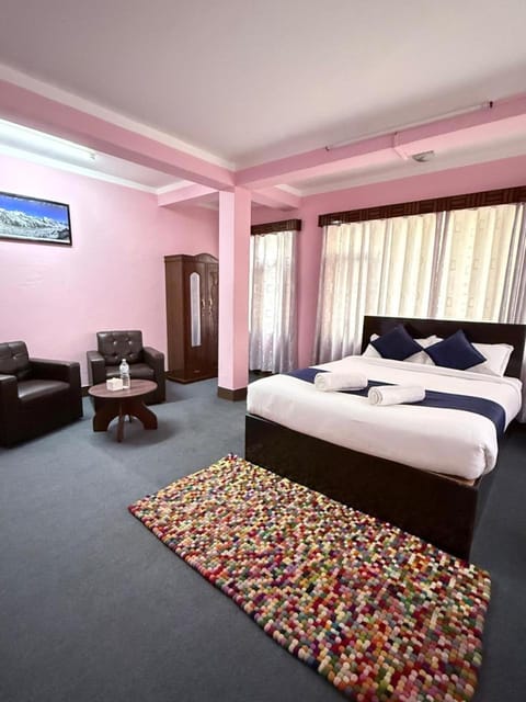 Bed, Living room, Photo of the whole room, Seating area, Bedroom
