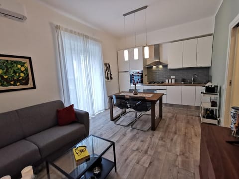 Kitchen or kitchenette, Living room, Seating area, Dining area, minibar, pet friendly, stove, toaster