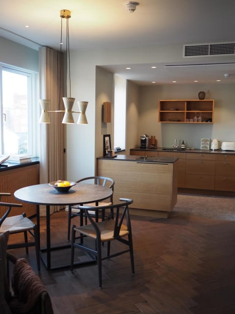 Kitchen or kitchenette, Dining area