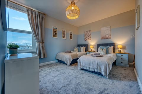 Bed, Natural landscape, Photo of the whole room, Decorative detail, Bedroom, towels