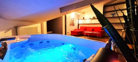 Hot Tub, Living room, Seating area