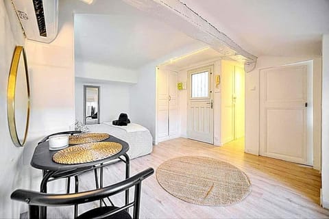 Bed, Seating area, Dining area