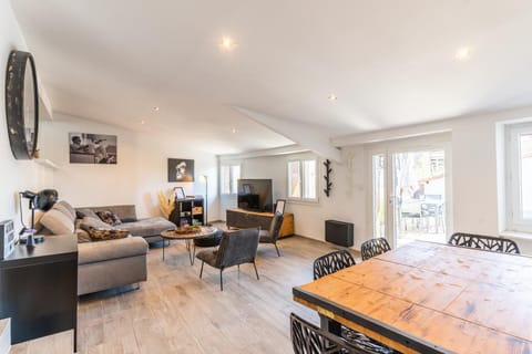 TV and multimedia, Living room, Seating area, Dining area