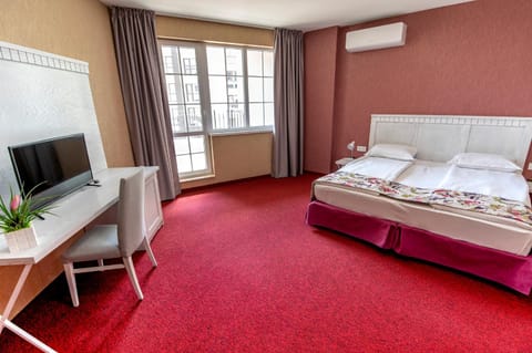 Communal lounge/ TV room, Bed, TV and multimedia, View (from property/room), Photo of the whole room, Bedroom, towels, air conditioner