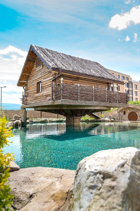 Property building, Nearby landmark, Day, On site, Lake view, Pool view, Swimming pool, Swimming pool, Location