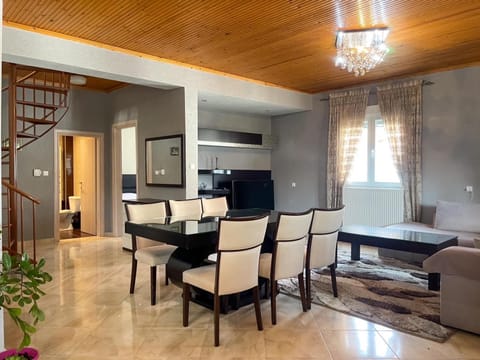 TV and multimedia, Living room, Seating area, Dining area