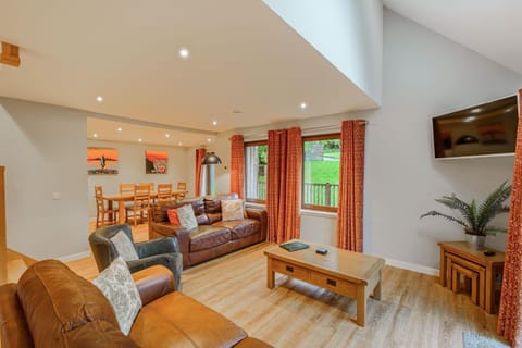 TV and multimedia, Living room, Seating area, Dining area