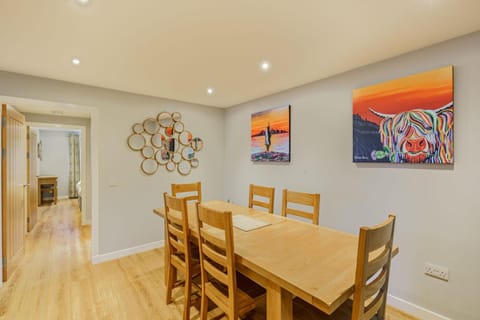 Decorative detail, Seating area, Dining area