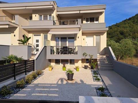 Property building, Facade/entrance, Garden view