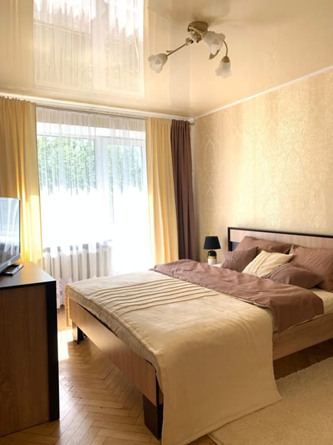 Bed, TV and multimedia, Bedroom