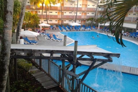 Swimming pool, sunbed