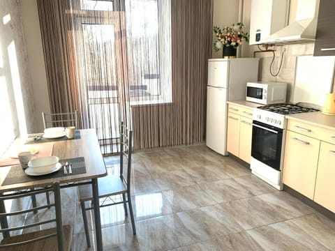 Kitchen or kitchenette, Dining area, minibar, pet friendly, stove