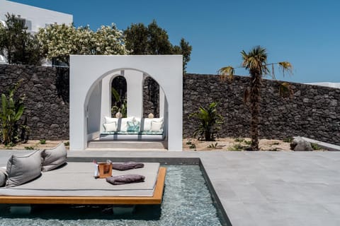 Patio, Spring, Day, Natural landscape, Garden, Living room, Seating area, Garden view, Pool view, Swimming pool, sunbed