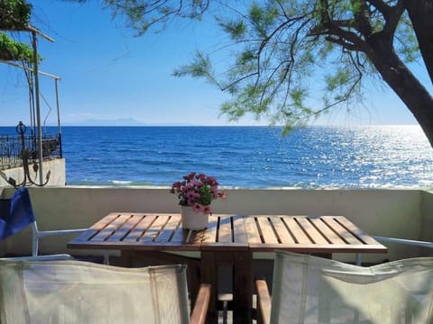 Floras Charming Waterfront Villa House in İzmir Province