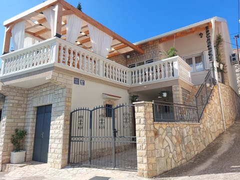 Property building, Facade/entrance, Day, Balcony/Terrace, Decorative detail