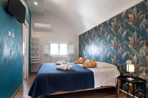 Bed, TV and multimedia, Photo of the whole room, Bedroom, towels, air conditioner