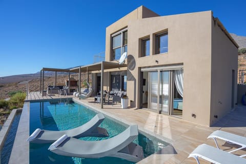 Property building, Patio, Day, Natural landscape, View (from property/room), Balcony/Terrace, Mountain view, Pool view, Swimming pool, sunbed