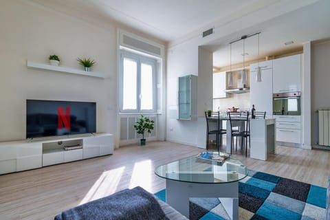 TV and multimedia, Kitchen or kitchenette, Living room, Seating area