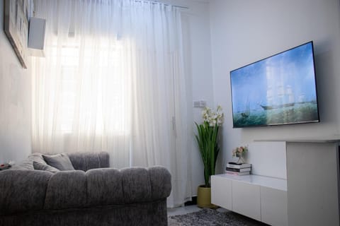 Communal lounge/ TV room, TV and multimedia, Living room, Seating area, Evening entertainment