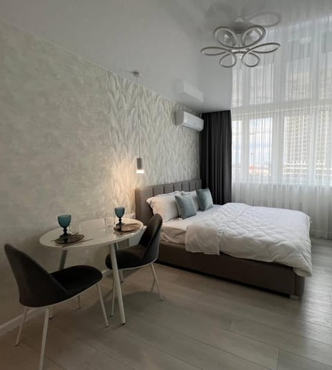 Bed, Photo of the whole room, Seating area, Bedroom