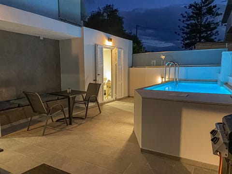 Comfy apartment with small private pool, Fiber internet and private parking Apartment in Chania