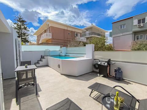 Comfy apartment with small private pool, Fiber internet and private parking Apartment in Chania