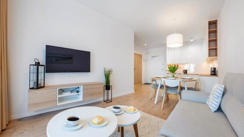 Communal lounge/ TV room, TV and multimedia, Living room, Seating area, Dining area, Evening entertainment