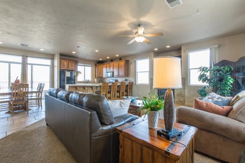 2012 LP PS4, Private Balcony with Beautiful Mountain Views, and Great Clubhouse Amenities House in St George