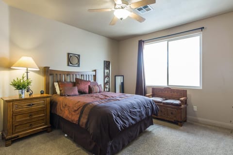 2012 LP PS4, Private Balcony with Beautiful Mountain Views, and Great Clubhouse Amenities House in St George