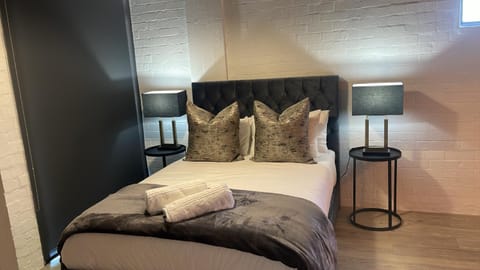 Bed, Seating area, Bedroom