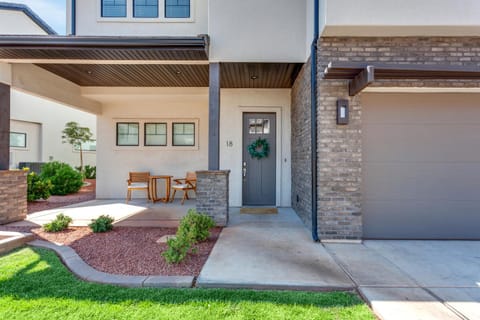 Ocotillo Springs 18 Sleeps 23, Community Pool and Hot Tub, Beautiful View of Ocotillo Springs Amenities House in Santa Clara