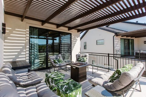 Ocotillo Springs 21 Sleeps 22 guests, Fire pit, Community Pool and Hot Tub House in Santa Clara