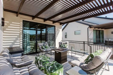 Ocotillo Springs 21 Sleeps 22 guests, Fire pit, Community Pool and Hot Tub House in Santa Clara