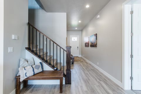 Ocotillo Springs 21 Sleeps 22 guests, Fire pit, Community Pool and Hot Tub House in Santa Clara