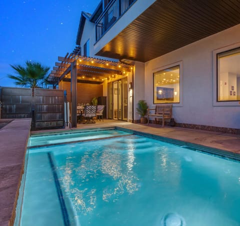 Ocotillo Springs 32 l Sleeps 33, 6 Bedrooms with Private Pool and Hot Tub House in Santa Clara