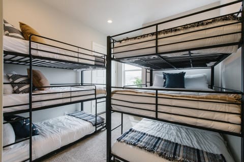 Ocotillo Springs 4 Ping Pong Table, X Box One, and close access to the Community Pool House in Santa Clara