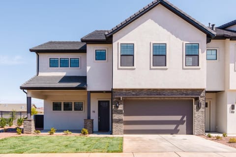 Ocotillo 70 Red Mountain View Resort, Private Pool & Hot Tub House in Santa Clara