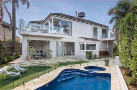 Property building, Garden, Swimming pool, sunbed