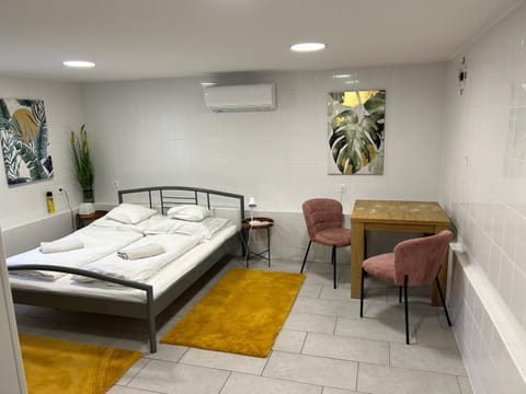 Levél 2 és Garden önálló apartmanok, saját fürdőszoba Apartment in Szeged