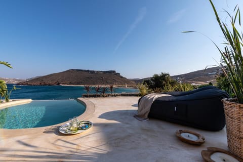 Property building, Balcony/Terrace, Pool view, Sea view
