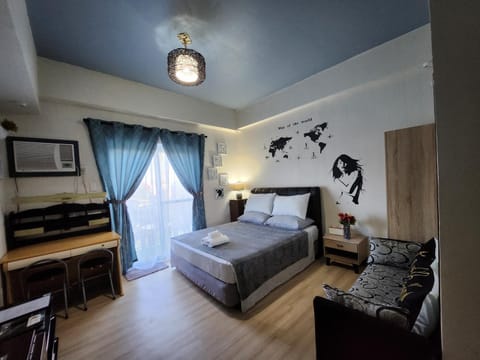 Bed, Seating area, Bedroom