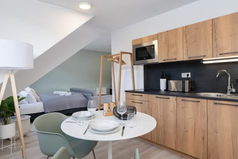 Kitchen or kitchenette, Dining area